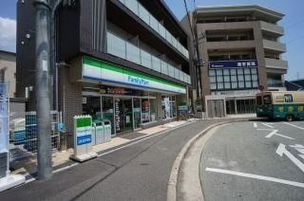 画像22:ファミリーマート阪急中山駅前店 635m