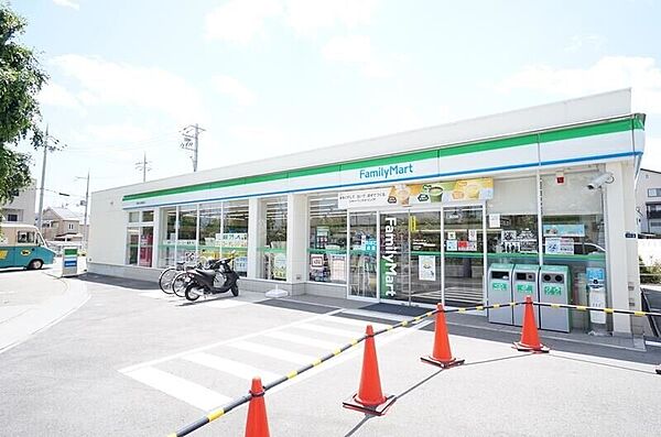 ファミリーマート宝塚山本駅前店 703m