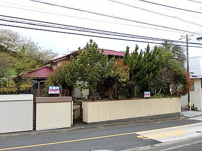 外観：南東角地、陽当たりの良い南庭があります。