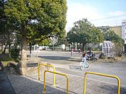 公園「区立弘道中央公園まで420m」