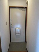 玄関には下駄箱があります
