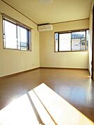 2面採光の明るい洋室6帖