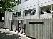世田谷区立駒沢中学校（584m）