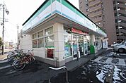 ファミリーマート名西二丁目店 111m