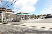 ファミリーマート中川西伏屋店 353m