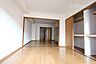 リビング/ダイニング：南向きの部屋で明るいお部屋です。