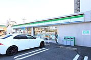 ファミリーマート鳥見町二丁目店 179m