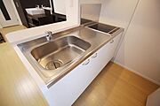 IHコンロ付きのキッチンです♪（※部屋により配置の反転有り）