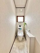 トイレットペーパーや掃除用品がストックできるスペースを確保。すぐに取り出せるため便利です。