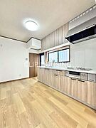 デザイン性と使いやすさを兼ね備えたキッチンは、毎日の料理が楽しくなるおしゃれ空間。食洗機付きで後片付けもラクラクです！