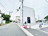 その他：シンプルモダンな外観が特徴。前面道路は車通りが少なく、子育てにも安心です。