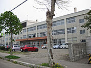 中学校「滝川市立明苑中学校まで1151m」