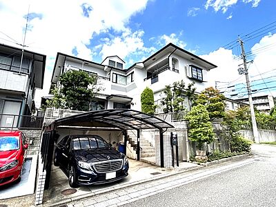 外観：角地・南東向きの日当たり良好♪閑静な住宅街で住み心地も◎2台駐車可能なカーポート付き♪前道も広く駐車もしやすいです！