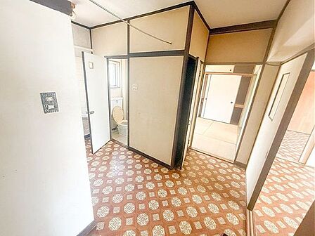 味わいのあるレトロ空間！どこか懐かしい柄の床や建具が、今では新鮮なアクセントに♪