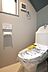 トイレ：忙しい朝の時間帯に嬉しい1F・2Fトイレ設置。フチレス形状でお掃除ラクラクです。