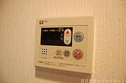 給湯リモコン付きで温度調節可能です。