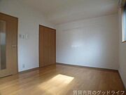 お部屋は窓付きです。