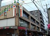 コモディイイダ東新町店 684m