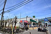 マルエツ出来野店 740m