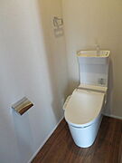 1、2階共にウォシュレットトイレ付。トイレには便利な収納棚付です。