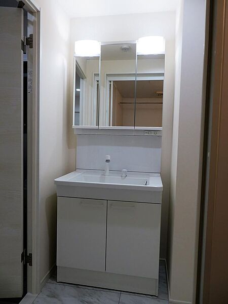 画像16:洗面室には三面鏡のシャワードレッサーを搭載。