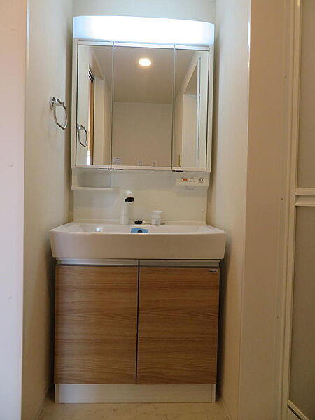 画像20:洗面室には三面鏡のシャワードレッサーを搭載。