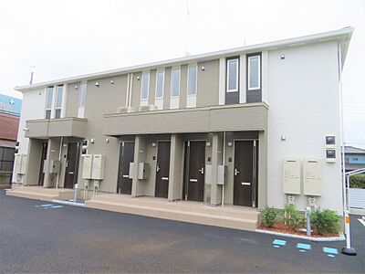 外観：下野市小金井に建つ、築浅1LDKです。