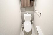 ウォシュレットトイレ付き。便利な収納ボックス付きです。