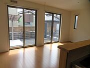 南向きリビングで日当たり良好です。室内物干し付きで洗濯物も安心です。
