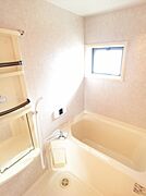 お風呂には窓もあり換気できます。