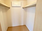 大きなウォークインクローゼットを搭載です。