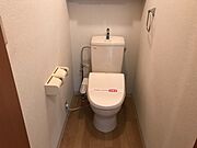 ウォシュレットトイレ付です。２階にもトイレがございます。