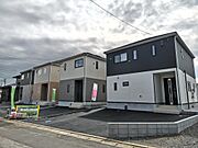１号棟外観。成約済みです。コチラもツートンカラーで落ち着いた色合いの外観の４LDKです。
