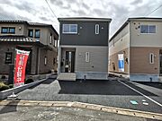 ４号棟外観。１，５９０万円にて販売中です。落ち着いた色合いのツートンカラーです。