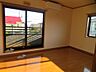 寝室：2階西洋室。落ち着いた色合いで家具の配置もしやすいですよ。エアコン付きです。