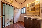 ゆとりある洗面脱衣室。明り取りの窓はお風呂上がりの換気にも役立ちます。