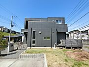 ■現地外観／両面道路で陽当たり良好です！