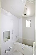 【浴室】浴室・トイレ別で快適♪ 換気も安心の窓付き