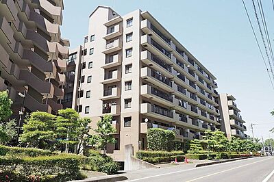 外観:【 マンション外観 】緑に恵まれた穏やかな住環境。徒歩圏内に大型スーパーやホームセンターが揃います 外観:【 マンション外観 】緑に恵まれた穏やかな住環境。徒歩圏内に大型スーパーやホームセンターが揃います