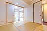 和室：【　居室　／　5.5帖　】リビングと廊下の2方向から出入りできる和洋室。客間やキッズルームなど、幅広い用途で活用できます