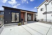 【　外観　】敷地前面のカースペースには、並列3台の駐車が可能。また、南東に面し陽当たりも良好です。