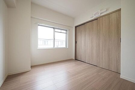 【　居室　】全居室5.5帖以上の快適スペース。リフォームで綺麗になり、住み心地の良い空間が広がります。