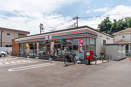 セブンイレブン入間鍵山店 徒歩14分。 940m