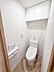 トイレ：■上部収納棚付きのトイレは予備のペーパーもお掃除用品もすっきり収納