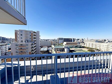 ■9階部分の高さが生み出す抜け感ある眺望。明るさと開放感に包まれる住まい