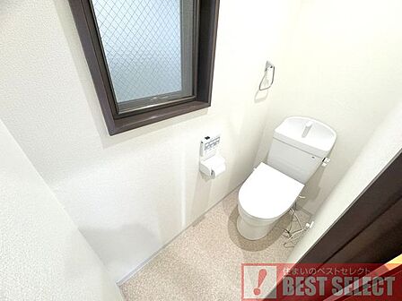 ■お掃除しやすい滑らかなフォルムのウォシュレット付トイレは、落ち着くパーソナル空間ですね