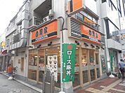 銀行「吉野家まで310m」