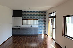 真亀 4LDKのリビング/ダイニング