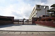 春日中学校 2077m