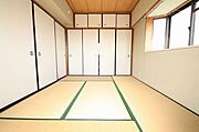 和室6畳の収納は出窓もあります